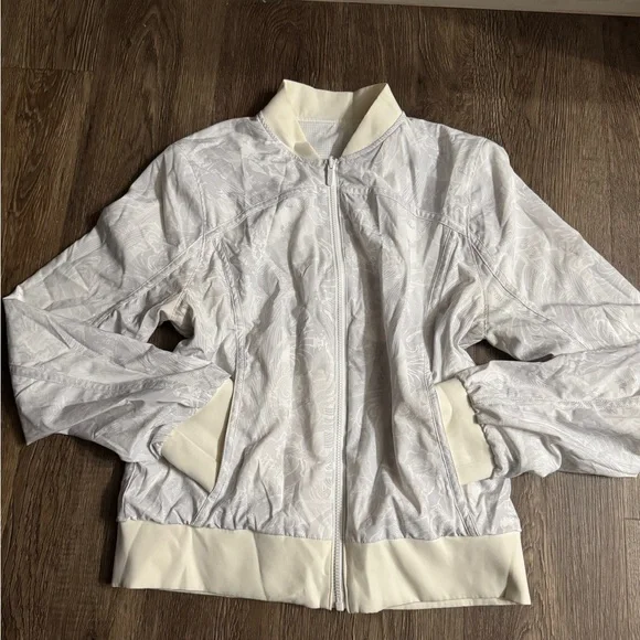 Lululemon: Women's Reversible Insulated
Windbreaker Jacket - Picture 11 of 16